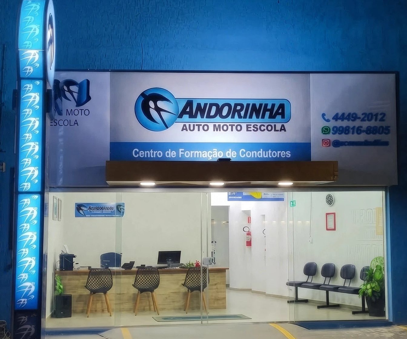 Fachada da Auto Moto Escola Andorinha à noite, na Av. Liberdade, Franco da Rocha