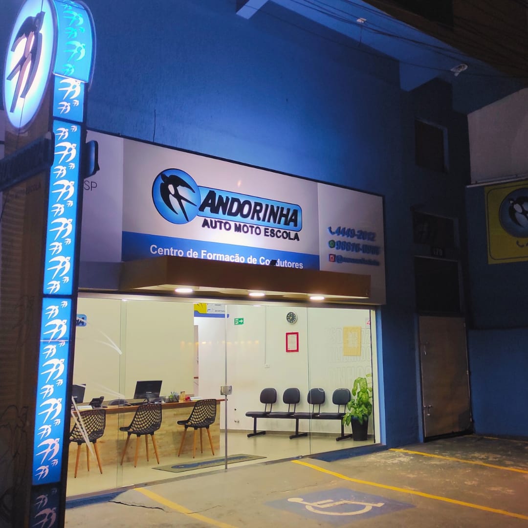 Fachada da Auto Moto Escola Andorinha à noite, na Av. Liberdade, Franco da Rocha